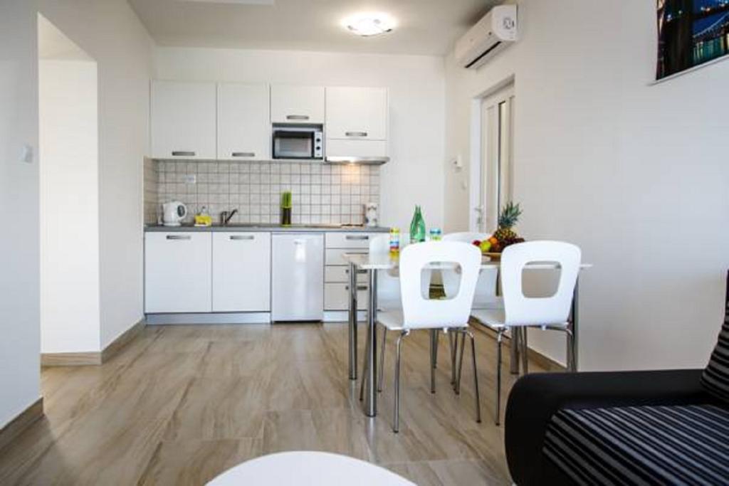 Nemira Sunny Apartments Omis Bilik gambar